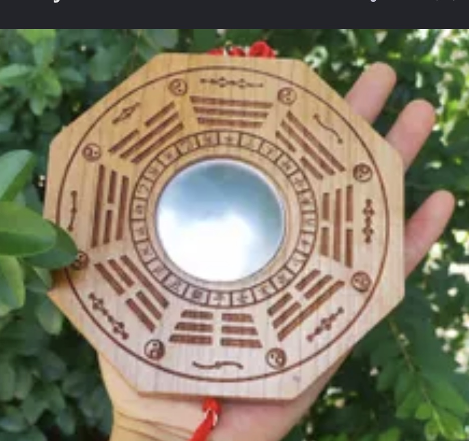 Miroir bagua en bois avec huit trigrammes et cordon rouge